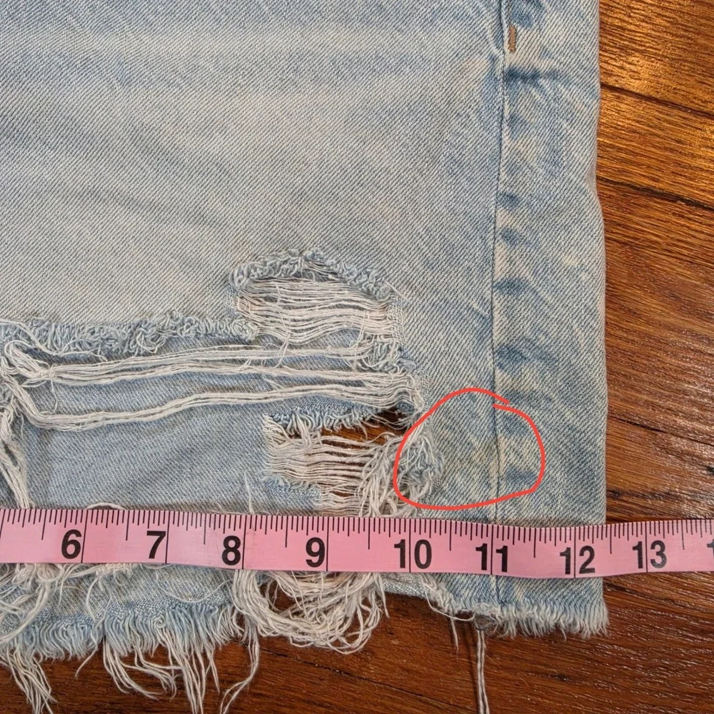 American Eagle Baggy Mom Shorts Womens 6 Light Wash Distressed High Rise Denim